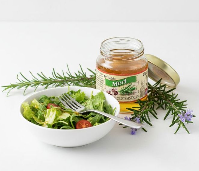 rozmarýn a salát min